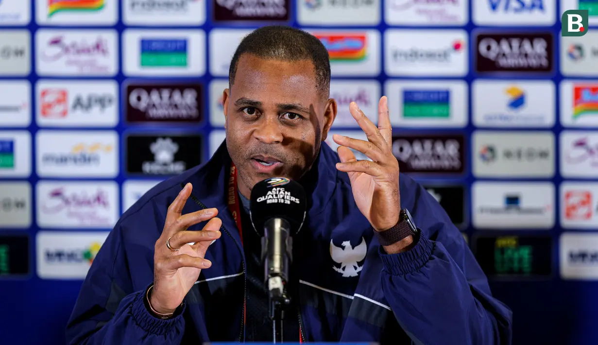Pelatih Timnas Indonesia, Patrick Kluivert memberikan keterangan dalam konferensi pers menjelang laga putaran ketiga Grup C Kualifikasi Piala Dunia 2026 di Stadion Utama Gelora Bung Karno (SUGBK), Senayan, Jakarta, Senin (24/03/2025). (Bola.com/Bagaskara Lazuardi)