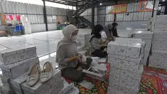 Pekerja melakukan pengepakan produk tas dan sepatu sandal yang akan dikirim ke pelanggan melalui marketplace di bengkel kerja Patris di kawasan Katulampa, Bogor, Jawa Barat, Senin (14/4/2025). (merdeka.com/Arie Basuki)