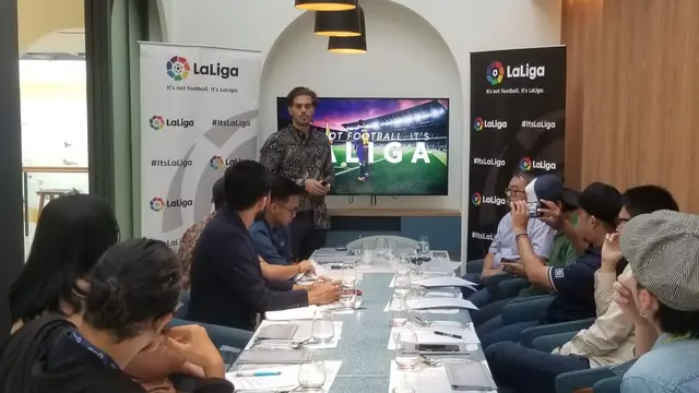 Perwakilan La Liga untuk Indonesia, Rodrigo Gallego (berdiri), mengupas statistik mereka untuk wartawan Indonesia.