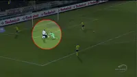 Video highlights bek Malinous, Laurens Paulussen yang gagal cetak gol karena temannya sendiri yang terjatuh dan memblok bola tersebut.