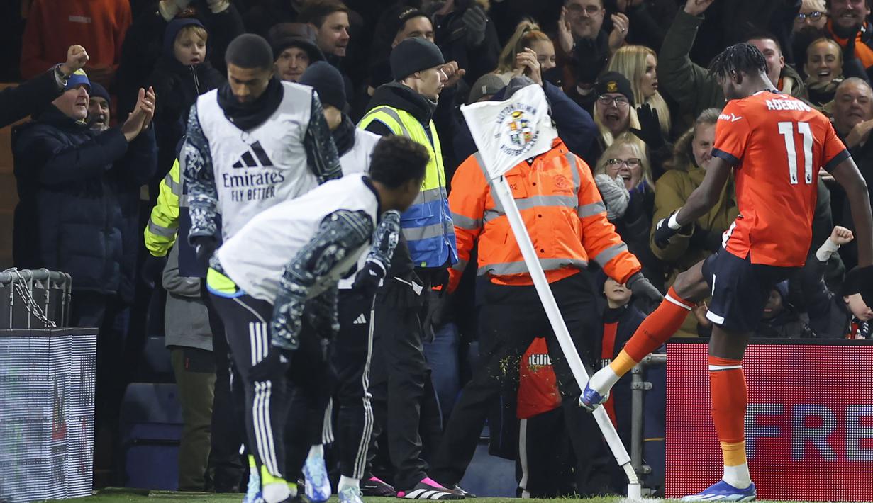 Selebrasi striker Luton Town, Elijah Adebayo setelah mencetak gol penyeimbang 2-2 ke gawang Arsenal pada laga lanjutan pekan ke-15 Liga Inggris 2023/2024 di Kenilworth Road, Luton, Rabu (6/12/2023) dini hari WIB. (AP Photo/Ian Walton)