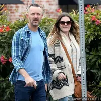 Drew Barrymore dan Chris Miller terlihat berkencan untuk makan siang (via Aceshowbiz.com)