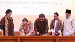 Penandatangan kerjasama antara Bank BTN dengan Masjid Istiqlal di Jakarta, Rabu (21/6). BTN memberikan kemudahan kepada para imam, mu'adzin dan karyawan Masjid Istiqlal untuk memiliki rumah. (Liputan6.com/Angga Yuniar)