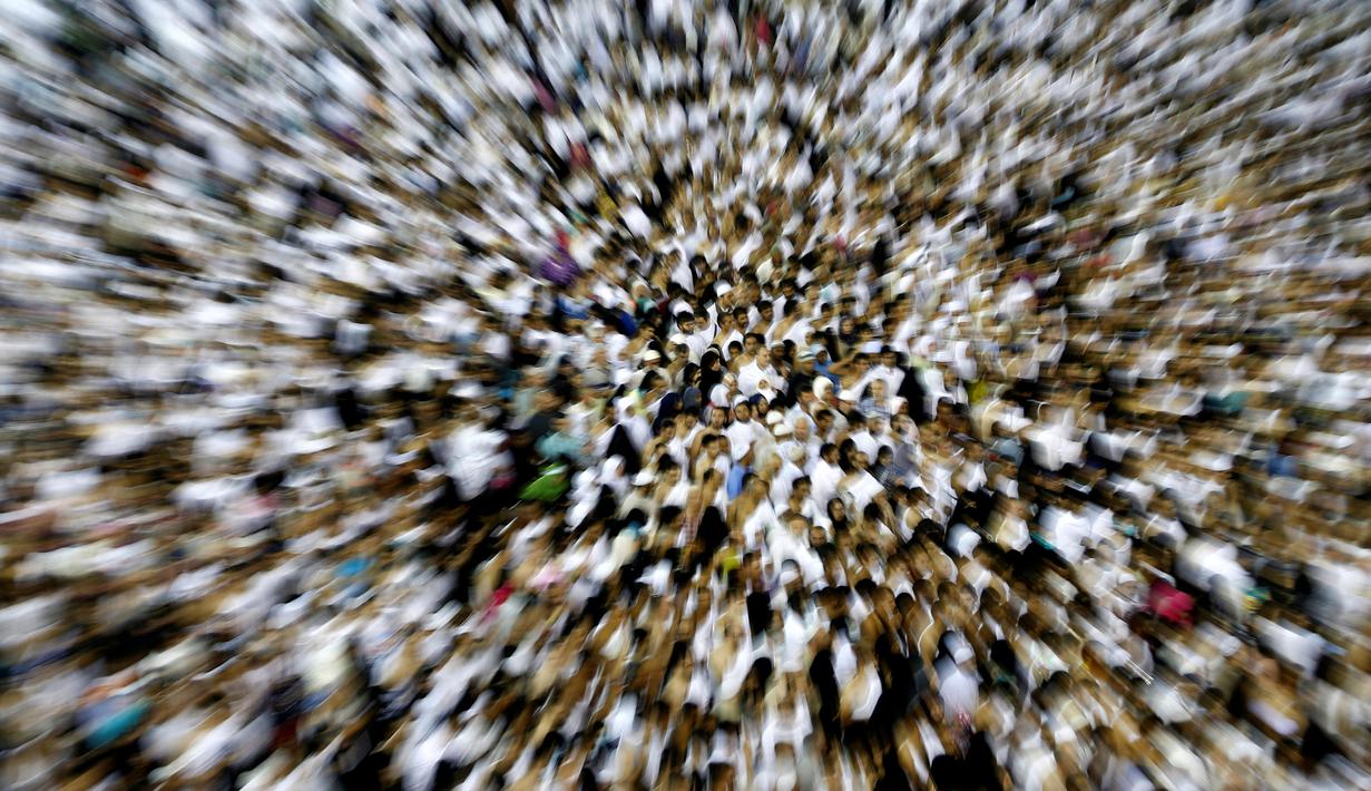 Ribuan jemaah muslim saat mengumandangkan doa sambil mengelilingi Kakbah selama bulan suci Ramadan di Masjidil Haram, Mekah, Arab Saudi, Rabu (8/6). (REUTERS/Faisal Al Nasser)
