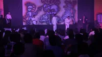 Teater STF Driyarkara menampilkan lakon 'Negeri Para Psikopat' pada malam puncak Dies Natalis ke-49, Sabtu (5/5/2018). (Liputan6.com/Loop/ Bonaventura Luga)