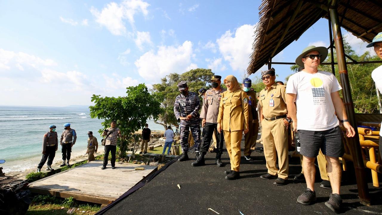 Bupati Banyuwangi Ipuk Fiestiandani (Tengah) tinjau langsung tempat pelaksanaan Liga Selancar Dunia di Pantai G-Land (Istimewa)