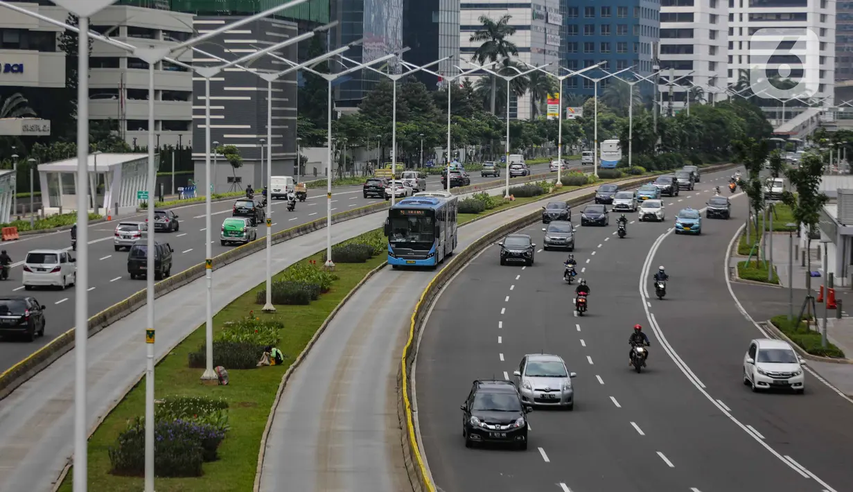 Arus lalu lintas kendaraan di Jalan Sudirman, Jakarta, Senin (13/4/2020). Hari ke-4 penerapan Pembatasan Sosial Berskala Besar (PSBB) di DKI yang dimulai sejak 10 April hingga 23 April 2020, arus lalu lintas di ruas jalan protokol  tersebut masih ramai kendaraan. (Liputan6.com/Faizal Fanani)