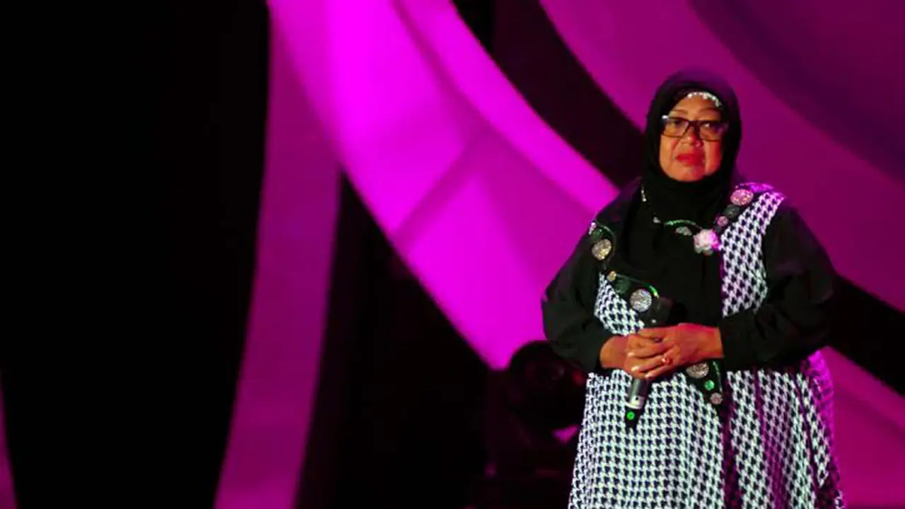 Pedangdut Senior Riza Umami Semangati Kontestan D Academy