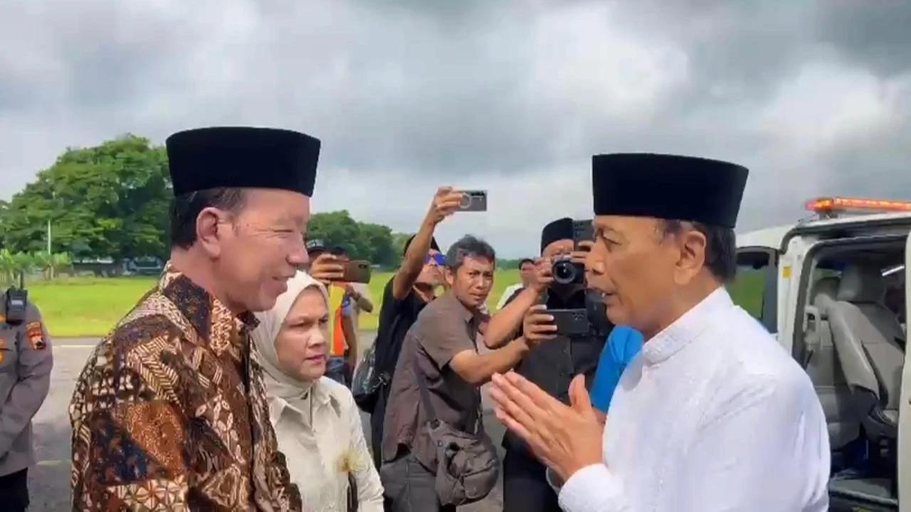 Momen Jokowi Temui Wiranto di Bandara Adi Soemarmo Solo