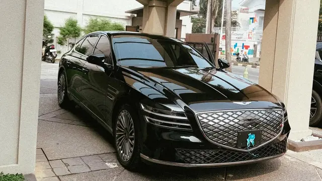 Gaya Aaliyah Massaid Berfoto di Depan Mobil Baru. [@thariqhalilintar]