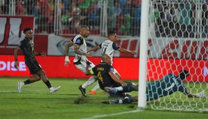 Striker Persija Jakarta, Alaeddine Ajaraie membobol gawang Malut United dalam laga pekan ke-23 BRI Super League 2025/2026 di Stadion Gelora Kie Raha, Ternate, Selasa (24/2/2026). (Dok. Persija)