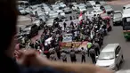 Massa dari Front Transportasi Jakarta (FrontJak) melakukan aksi unjuk rasa di Bundaran HI, Jakarta, Kamis (8/1/2015). (Liputan6.com/Faizal Fanani)