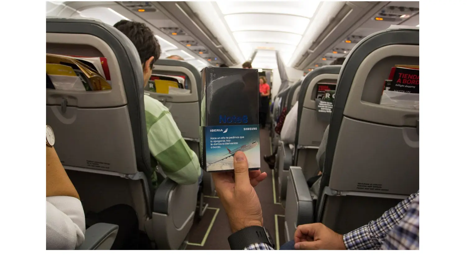 Galaxy Note 8 dibagikan secara gratis ke penumpang pesawat Iberia tujuan Madrid-A Coruna (Sumber: Twitter @iberia).