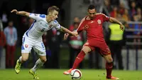 Gelandang Spanyol, Santi Cazorla berusaha melewati hadangan pemain Slovakia, Jan Gregus pada laga kualifikasi Piala Eropa 2016 di Stadion Carlos Tartiere, Spanyol, Sabtu (5/9/2015). (Reuters/Eloy Alonso)