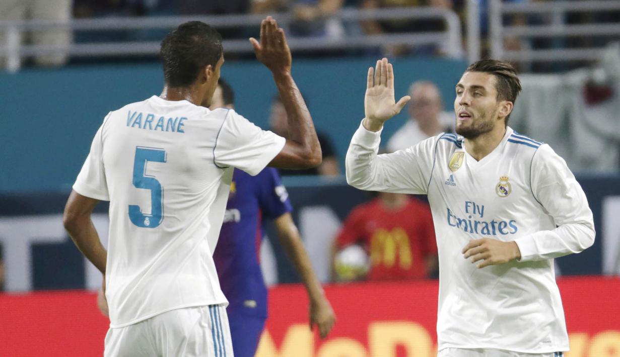 Gelandang Real Madrid, Mateo Kovacic, melakukan selebrasi usai mencetak gol ke gawang Barcelona pada laga ICC 2017 di Stadion Hard Rock, Miami, AS (29/7/2017). Barcelona menang 3-2 atas Real Madrid. (AP/Lynne Sladky)