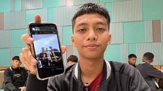 Pemain Korea-Korea Selecao, Muhammad Azzam Fathurrahman, menunjukkan foto dirinya saat bersua pemain Timnas Indonesia, Shayne Pattynama dan Calvin Verdonk, di Bandara Soekarno-Hatta, Cengkareng, Tangerang, Rabu (20/11/2024). (Bola.com/Bagaskara Lazuardi)