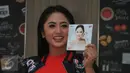 Penyanyi dangdut Dewi Perssik memperlihatkan album terbarunya berjudul 'Semua Karena Cinta' di kawasan Kemang, Jakarta Selatan, Kamis (13/4). Hampir 10 tahun Depe tidak membuat album. (Liputan6.com/Herman Zakharia)