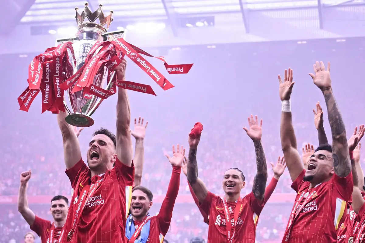 Penantian Panjang Usai, Liverpool Angkat Trofi Juara Liga Inggris di Anfield