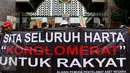 Massa dari Aliansi Pemuda Penyelamat Aset Negara menggelar aksi demo di depan Kejaksaan Agung, Jakarta, Rabu (2/9/2015). Massa menuntut penuntasan perampokan aset BPPN tahun 2003 yang merugikan negara ratusan triliun. (Liputan6.com/Yoppy Renato)