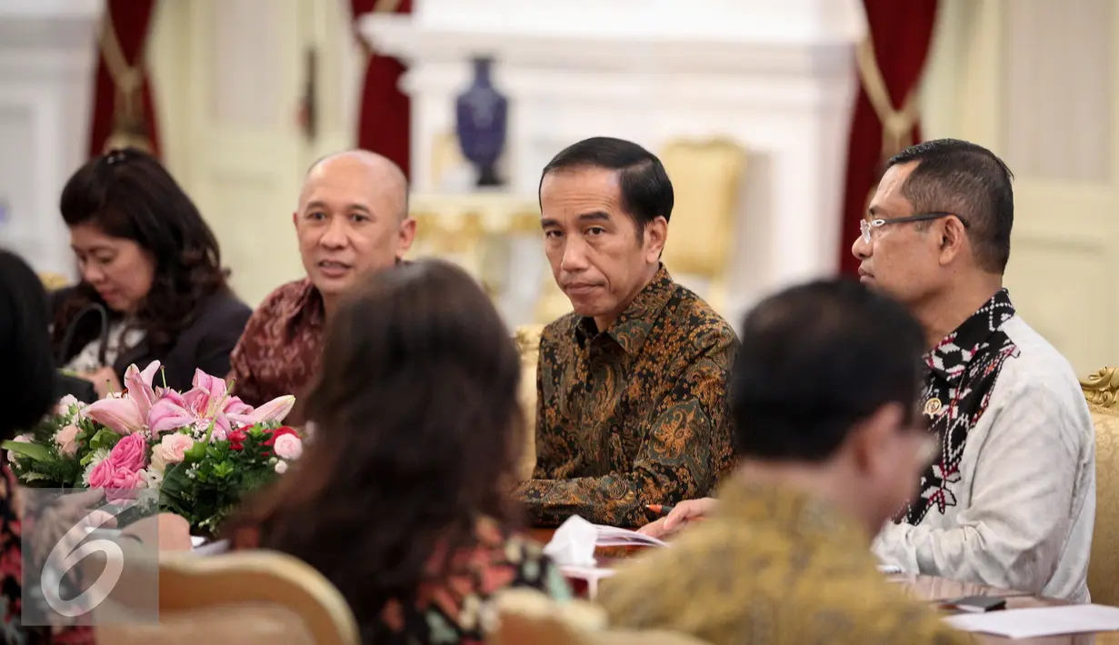 Presiden Joko Widodo  menerima Pengurus Gabungan Pengusaha Makanan dan Minuman Indonesia (GAPMMI) dan Gabungan Industri Minyak Nabati Indonesia (GIMNI) di Istana Merdeka, Jakarta, Selasa (13/10/2015). (Liputan6.com/Faizal Fanani)