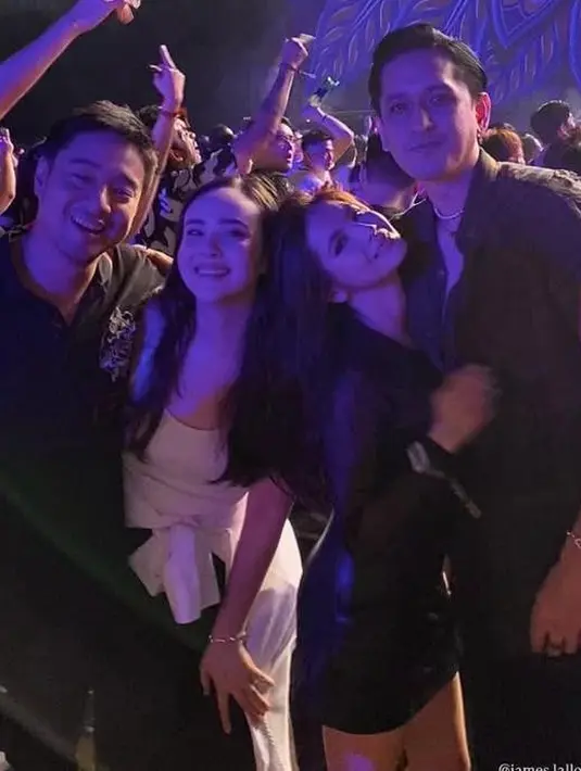 Selanjutnya, ada Pamela Bowie yang tampil kasual dengan padanan tank top putih dan celana panjang. [@pambowie].