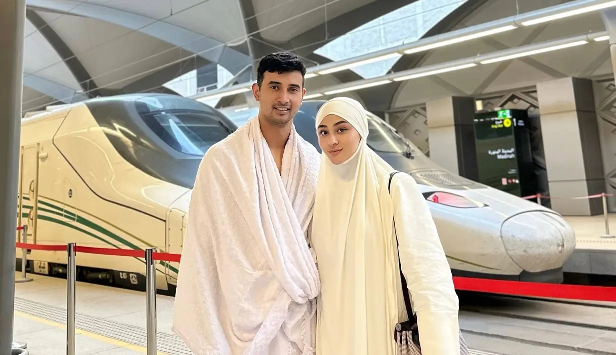 Sudah sampai di Tanah Suci, Ali Syakieb dan Margin kini sudah tampil mengenakan busana khas untuk menjalani ibadah dengan busana serba putih. Selama jalani ibadah umrah ini banyak momen kebersamaan keduanya diunggah di InstaStory. (Liputan6.com/IG/@alisyakieb)
