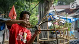 Perajin Ondel-ondel menyelesaikan pembuatan boneka khas Betawi itu di Kramat Pulo, Jakarta, Senin (7/6/2021). Jelang HUT DKI Jakarta ke-494, jumlah permintaan kesenian ondel-ondel meningkat. Eksistensinya pun masih terjaga hingga kini. (Liputan6.com/Faizal Fanani)