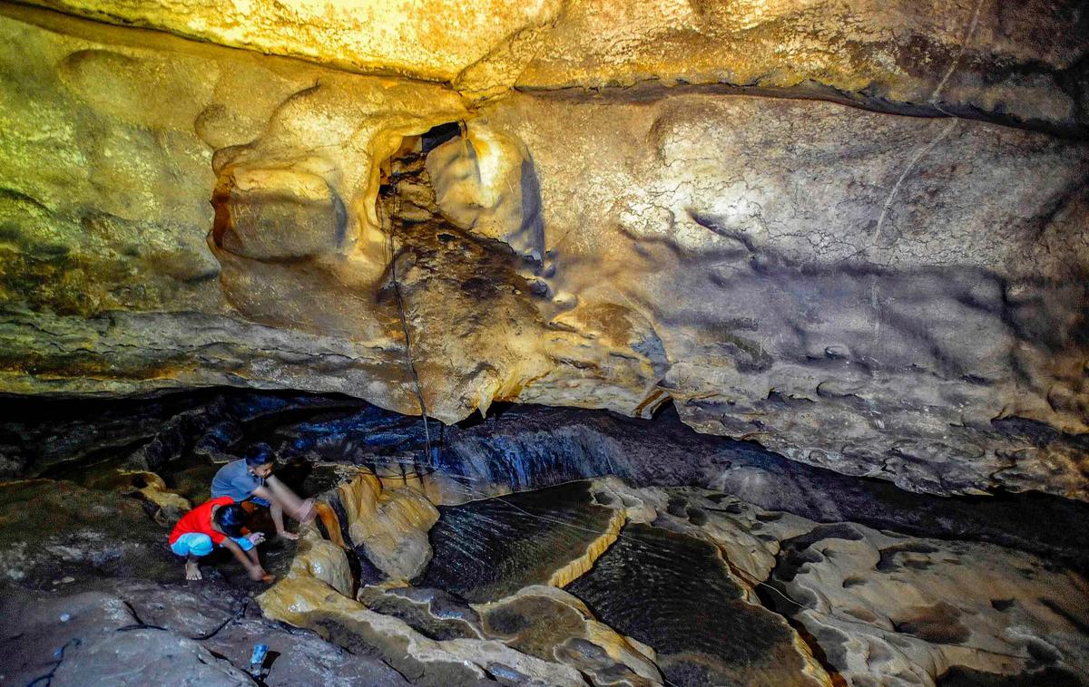 FOTO: Pesona Stalaktit dan Stalagmit Goa Lowo, Keajaiban Alam Trenggalek