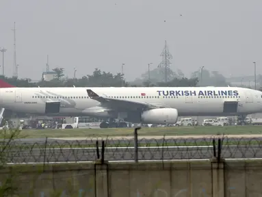 Sebuah pesawat maskapai Turkish Airlines yang terbang dari Bangkok melakukan pendaratan darurat di New Delhi, Selasa (7/7/2015). Pendaratan darurat dilakukan, karena teror bom secara tertulis di sebuah toilet pesawat. (REUTERS/Stringer)