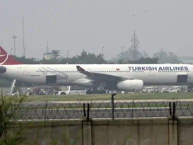 Sebuah pesawat maskapai Turkish Airlines yang terbang dari Bangkok melakukan pendaratan darurat di New Delhi, Selasa (7/7/2015). Pendaratan darurat dilakukan, karena teror bom secara tertulis di sebuah toilet pesawat. (REUTERS/Stringer)