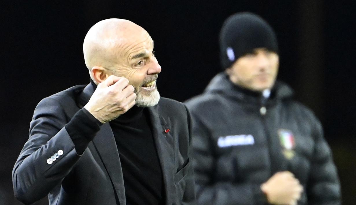 Manajer tim AC Milan, Stefano Pioli memberikan instruksi kepada pemainnya dalam laga lanjutan Liga Italia 2020/21 pekan ke-18 melawan Cagliari di Sardegna Arena, Senin (18/1/2021). AC Milan menang 2-0 atas Cagliari. (AFP/Alberto Pizzoli)