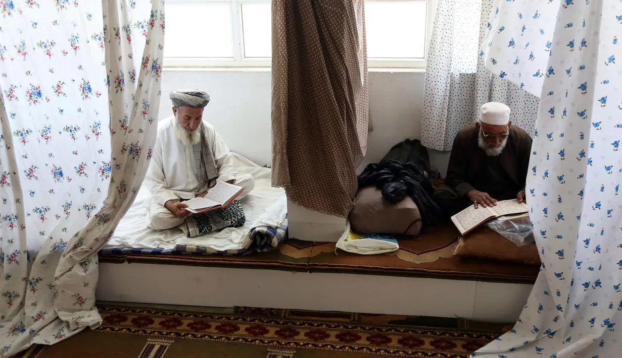 Umat muslim Afghanistan membaca Alquran di sebuah masjid di Kabul, Rabu (6/6). Selama sepuluh hari terakhir Ramadan, umat muslim melakukan itikaf dengan melakukan dzikir, berdoa, dan salat sunnat untuk menantikan malam Lailatul Qadar. (AP/Rahmat Gul)