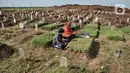 Warga berziarah ke makam kerabat di TPU Rorotan, Jakarta, Rabu (2/3/2022). Lurah Rorotan Idham Mugabe mengungkapkan sejak digunakan pada Maret 2021, saat ini luas lahan TPU Rorotan mencapai 25 hektare dan telah terisi sebanyak 6.388 petak makam. (merdeka.com/Iqbal S Nugroho)
