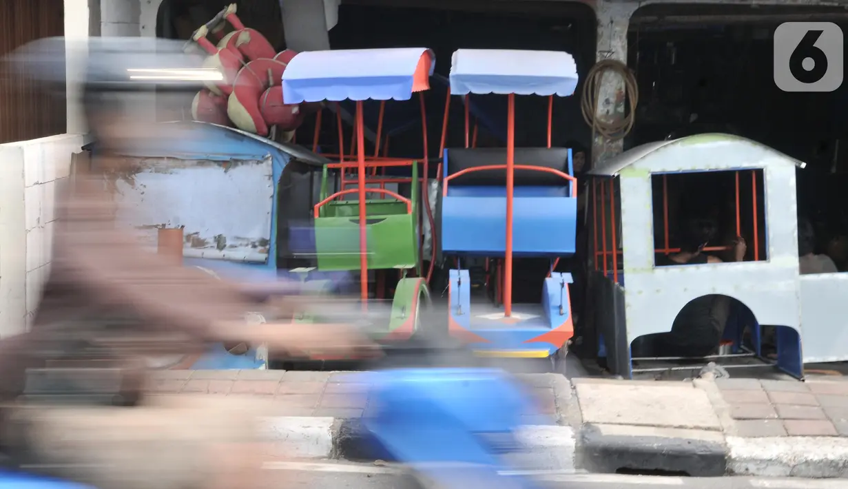 Pekerja menyelesaikan odong-odong, Jakarta, Rabu (30/10/2019). Untuk pembuatan odong-odong jenis kereta mini, Asep mampu menyelesaikan dalam waktu 1 bulan yang dijual dengan harga kisaran Rp 25 juta (3 rangkaian) dan telah menembus pasar hingga luar Jawa. (merdeka.com/Iqbal S. Nugroho)