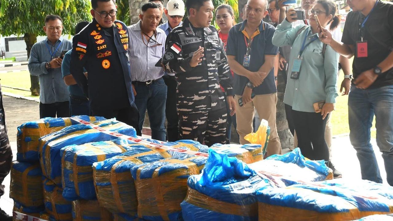 FOTO: TNI AL Gagalkan Upaya Penyelundupan Sianida di Pelabuhan Bitung