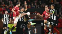 Bek Manchester United asal Irlandia Utara Jonny Evans (Kiri) berebut dengan striker PAOK asal Maroko Tarik Tissoudali (2K) selama pertandingan sepak bola Fase Liga Liga Eropa UEFA antara Manchester United dan PAOK Thessaloniki di stadion Old Trafford di Manchester, Inggris barat laut, pada 7 November 2024.Oli SCARFF / AFP