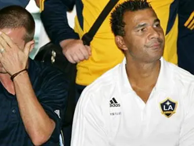 David Beckham and coach Ruud Gullit of the LA Galaxy during a Maori welcome ceremony for the team at Wellington airport, 29 November 2007. AFP PHOTO/ DEAN TREML