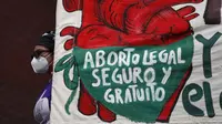 Seorang perempuan memegang spanduk bertuliskan, dalam bahasa Spanyol, "Aborsi legal, aman, dan gratis, legalkan dan dekriminalisasi aborsi sekarang, untuk kemerdekaan dan otonomi tubuh kita," (AP photo)