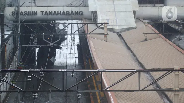 Rel Tergenang, Stasiun Tanah Abang Lumpuh