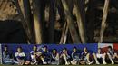 Para pemain Argentina berteduh saat sesi latihan jelang laga melawan Jamaika. (AP Photo/Andre Penner)