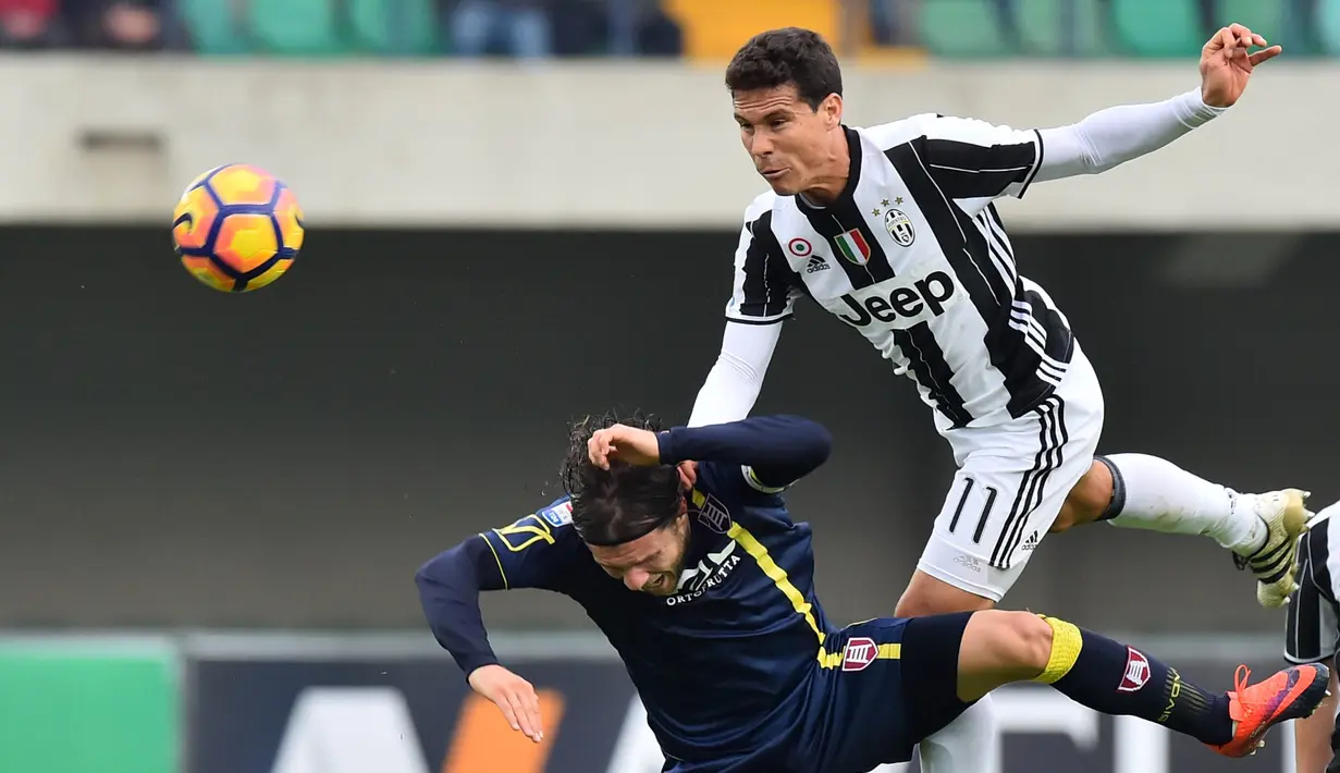 Pemain Chievo Verona, Perparim Hetemaj (kiri) berduel dengan pemain Juventus, Hernanes pada laga Serie A di Bentegodi Stadium, (6/11/2016). (AFP/Giuseppe Caace)