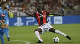 Aksi pemain Nice, Mario Balotelli (kanna) mengontrol bola dan mengecoh pemain Napoli pada leg kedua kualifikasi Liga Champions di Stadion Allianz Riviera, Nice (22/8/2017). Napoli menang agregat 4-0. (AP/Claude Paris)