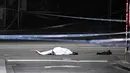 Sesosok jasad terbungkus kain putih terlihat setelah insiden penikaman di Melbourne, Australia, Jumat (9/11). Penikaman terhadap pejalan kaki tersebut diduga dilakukan oleh anggota teroris. (WILLIAM BARAT/AFP)