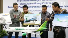 Direktur Distributions Mandiri Hery Gunardi (kedua kiri), SVP Mandiri Thomas Wahyudi (kanan), Dir. Niaga Citilink Andy Adrian (kiri) dan Presdir Rintis Sejahtera Iwan Setiawan menunjukkan kartu e-Money di Jakarta, Kamis (19/10).(Liputan6.com/Angga Yuniar)