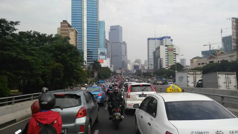 Macet Flyover Kuningan arah Senayan