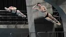 Daniel Goodfellow dan Jack Laugher dari Inggris melakukan loncatan selama penyisihan Loncat Indah 3 Meter Putra Sikronisasi di Kejuaraan Dunia Loncat Indah FINA 2021 yang juga ajang uji coba Olimpiade Tokyo 2020, di Tokyo Aquatics Center, Tokyo, Minggu (2/5/2021). (AP Photo/Eugene Hoshiko)