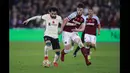 Dalam sisa waktu yang ada Liverpool terus berusaha memberikan tekanan kepada tim tuan rumah demi mendapatkan satu gol tambahan. Bahkan The Reds tercatat memiliki ball possession hingga 69 persen, berbanding 31 persen yang dicatatkan West Ham. (AP Photo/Ian Walton)