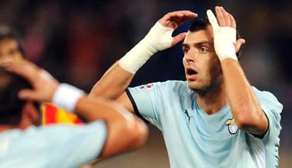 Reaksi striker Lazio asal Macedonia, Goran Pandev menyusul kegagalannya menjebol gawang Lecce dalam lanjutan Serie A Italia yang digelar di Olympic Stadium, Roma, 4 Oktober 2008. AFP PHOTO / CHRISTOPHE SIMON