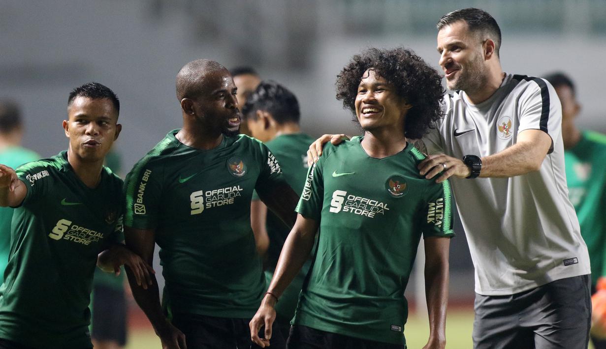 Pemain Timnas Indonesia, Bagus Kahfi, saat sesi latihan di Stadion Pakansari, Bogor, Kamis (22/8). Latihan tersebut untuk persiapan jelang laga kualifikasi Piala Dunia 2022. (Bola.com/M Iqbal Ichsan)