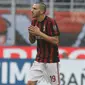 Bek AC Milan, Leonardo Bonucci bereaksi setelah menerima kartu merah dari wasit Piero Giacomelli saat melawan Genoa pada lanjutan Liga Italia di San Siro, Milan (22/10). AC Milan bermain imbang 0-0 atas Genoa. (AP Photo / Luca Bruno)